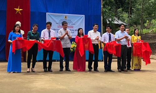 Các đại biểu cắt băng khánh thành nhà công vụ cho giáo viên Trường Tiểu học Mường Ải