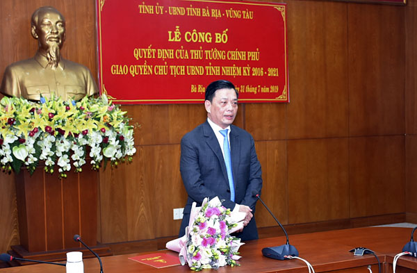 Ông Nguyễn Thành Long, Quyền Chủ tịch UBND tỉnh phát biểu nhận nhiệm vụ. Ảnh: PHÚC LƯU