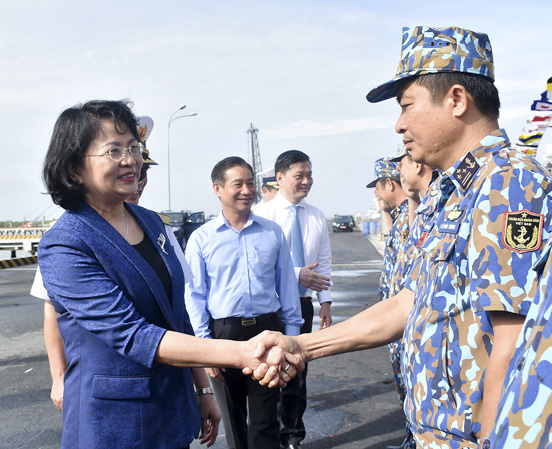 Bà Đặng Thị Ngọc Thịnh, Ủy viên Trung ương Đảng, Phó Chủ tịch nước bắt tay cán bộ, chiến sĩ tàu 383 thuộc Lữ đoàn 167.