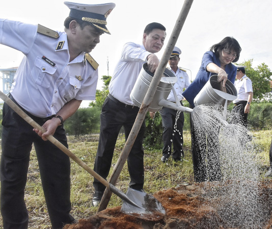 Phó Chủ tịch nước Đặng Thị Ngọc Thịnh (bìa phải), trồng cây lưu niệm trong khuôn viên Bộ Tư lệnh Vùng 2 Hải quân.