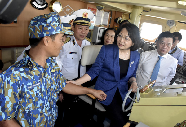 Phó Chủ tịch nước Đặng Thị Ngọc Thịnh trao đổi với chiến sĩ trên tàu 383.