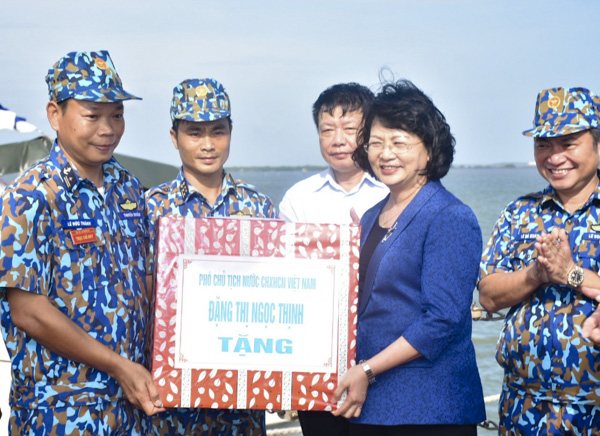 Phó Chủ tịch nước Đặng Thị Ngọc Thịnh trao quà cho các chiến sĩ tàu 383.