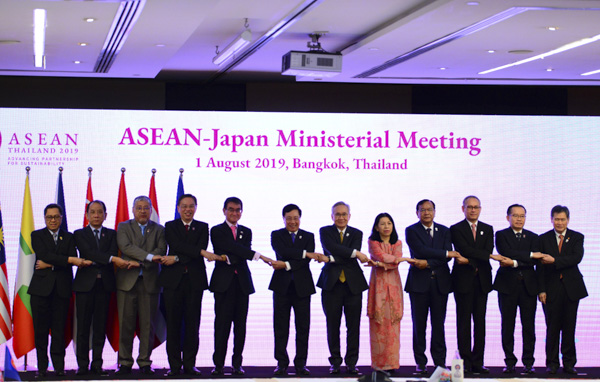 Phó Thủ tướng, Bộ trưởng Ngoại giao Phạm Bình Minh (thứ 6, từ trái sang), và các Bộ trưởng Ngoại giao ASEAN chụp ảnh chung.