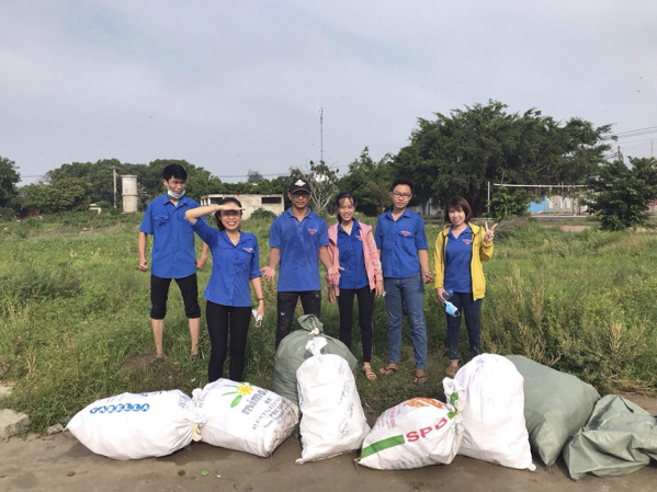 ĐVTN xã An Ngãi, huyện Long Điền hưởng ứng trào lưu “Thử thách dọn rác”.