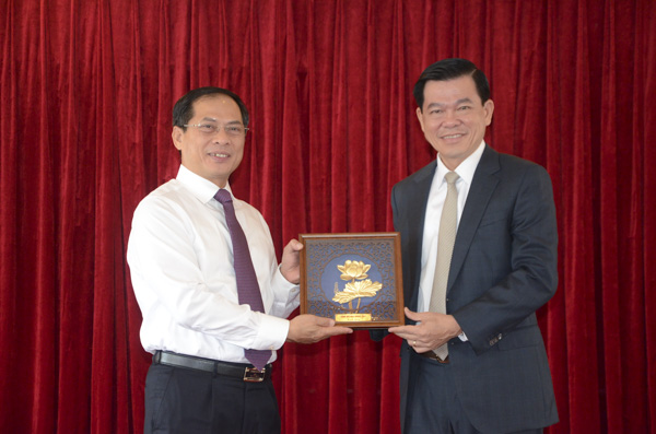 Ông Nguyễn Hồng Lĩnh tặng bức tranh lưu niệm cho Thứ trưởng Thường trực Bộ Ngoại giao Bùi Thanh Sơn.