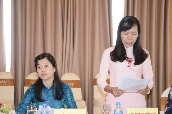 Bà Nguyễn Thị Ánh Hồng, Phó Chánh Văn phòng Tỉnh ủy báo cáo khái quát tình hình phát triển kinh tế - xã hội của tỉnh trong thời gian qua. 