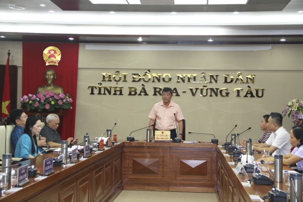 Ông Trần Đình Khoa chủ trì buổi đối thoại với các hộ dân bị ảnh hưởng khi thực hiện dự án mở rộng đường Cách Mạng Tháng Tám, TP.Bà Rịa.