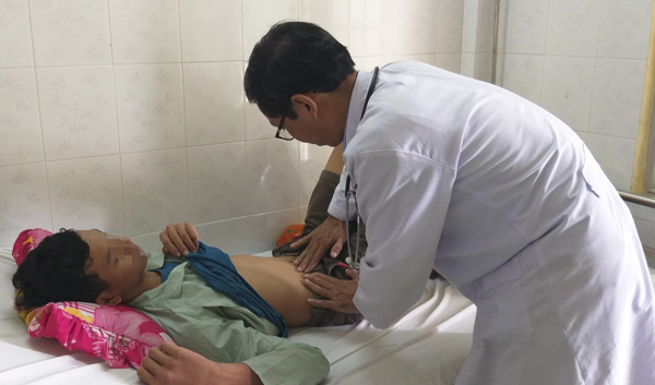 Bác sĩ thăm khám cho bệnh nhân điều trị tại Khoa Truyền nhiễm, Trung tâm Y tế huyện Xuyên Mộc.