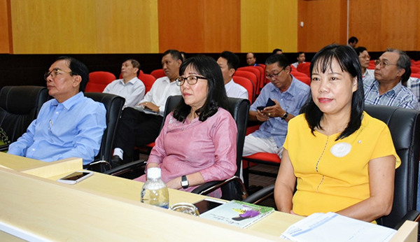 Bà Đỗ Nguyễn Hoàng Dung, Quyền Tổng Biên tập Báo Bà Rịa-Vũng Tàu (bìa phải) tham dự tọa đàm.