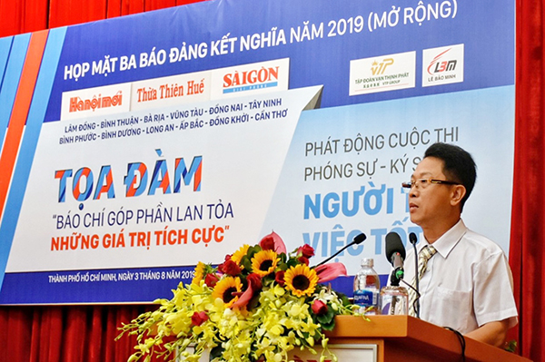 Ông Trương Diên Thống, Phó Tổng Biên tập Báo Thừa Thiên Huế phát biểu tham luận “Gieo hạt giống tử tế, tăng đề kháng cho niềm tin”.