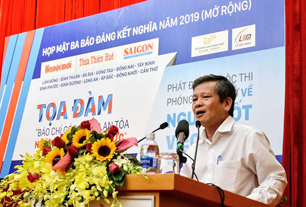 Ông Nguyễn Tôn Hoàn, Tổng Biên tập Báo Đồng Nai phát biểu tham luận tại cuộc tọa đàm.
