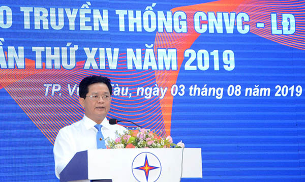 Ông Nguyễn Văn Giáp, Giám đốc PC BR-VT ôn lại truyền thống 40 năm hình thành và phát triển công ty.