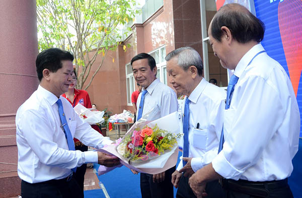 Ông Nguyễn Văn Giáp, Giám đốc PC BR-VT tặng hoa tri ân lãnh đạo công ty qua các thời kỳ.