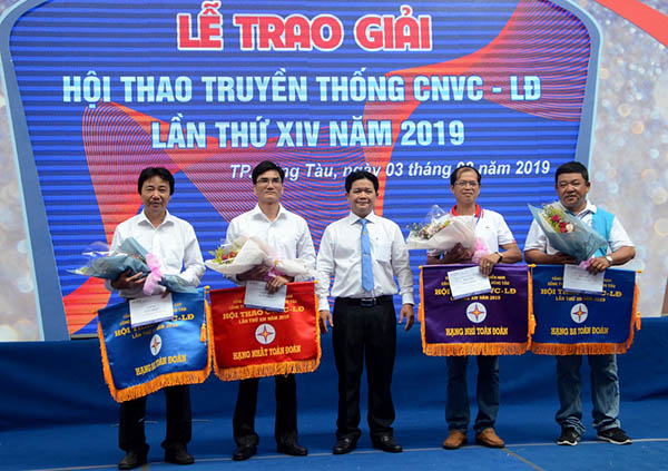 Ông Nguyễn Văn Giáp, Giám đốc PC BR-VT trao giải Nhất, Nhì, Ba toàn đoàn cho các đơn vị xuất sắc.