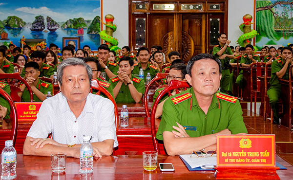 Ông Danh Văn Nhựt (bìa trái), Chủ tịch Công đoàn Báo BR-VT tham dự chuỗi hoạt động về nguồn do Trại giam Xuyên Mộc tổ chức.