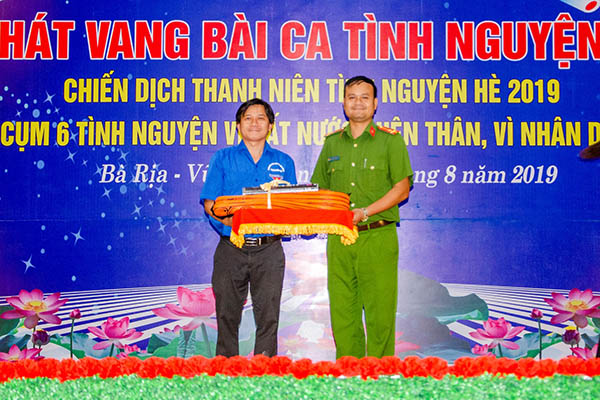 Anh Trần Văn Trà, Bí thư Chi đoàn Báo BR-VT tặng quà cho Chi đoàn Trại giam Xuyên Mộc.