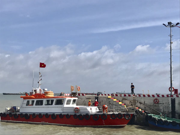 Tàu của Công ty TNHH Hoàng Nguyên, một đối tác của Cảng tàu dịch vụ Sao Mai đang vận chuyển hàng hóa và các chuyên gia qua cảng của dự án hóa dầu Long Sơn.