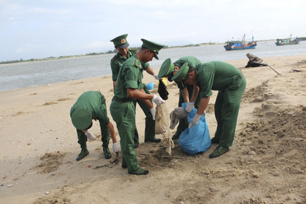 ĐVTN Bộ Chỉ huy Bộ đội Biên phòng tỉnh tham gia chiến dịch “Hãy làm sạch biển”.