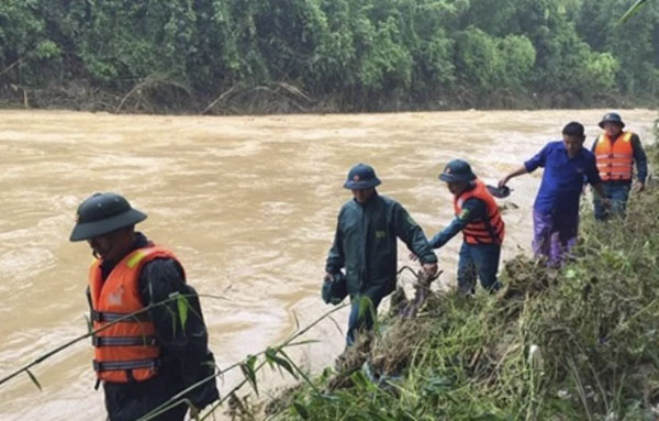 Cán bộ, chiến sĩ Bộ Chỉ huy quân sự tỉnh Thanh Hóa tìm kiếm người mất tích dọc sông Luồng ở huyện Quan Sơn.