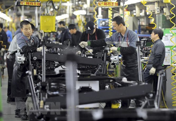 Công nhân làm việc tại một nhà máy sản xuất ôtô ở Pyeongtaek, Hàn Quốc. (Nguồn: AFP)
