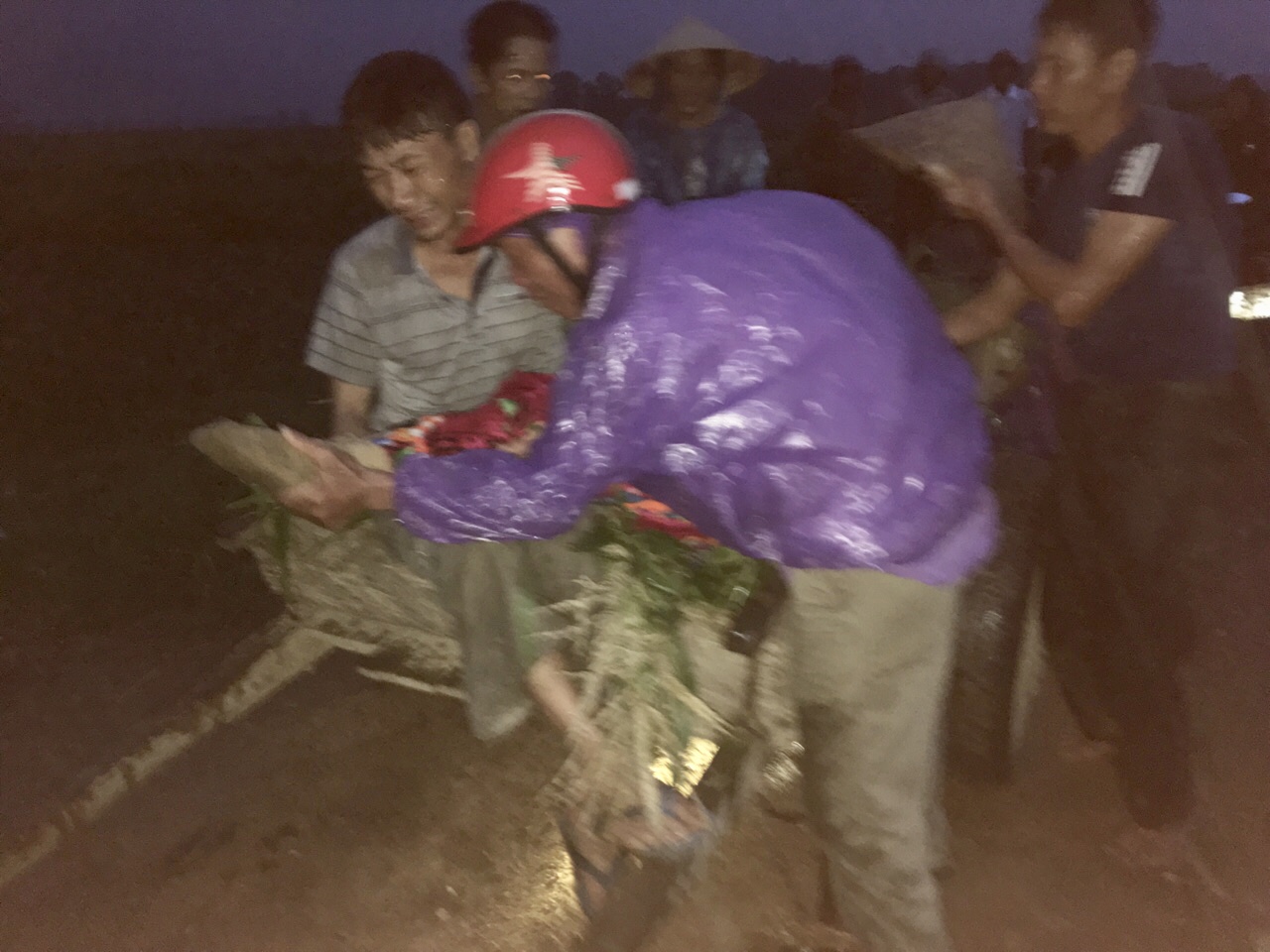 Gia đình đưa thi thể nạn nhân về mai táng