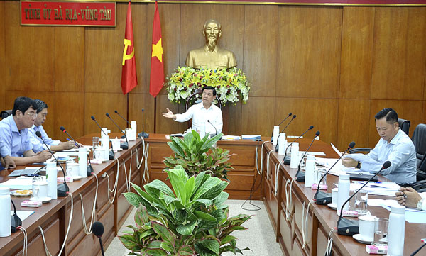 Ông Nguyễn Hồng Lĩnh, Ủy viên Trung ương Đảng, Bí thư Tỉnh ủy, Chủ tịch HĐND tỉnh, chủ trì cuộc họp.