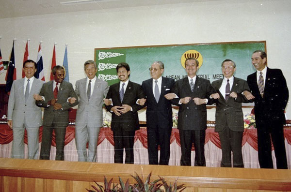 Bộ trưởng Ngoại giao Nguyễn Mạnh Cầm (thứ hai, từ phải sang), Tổng Thư ký ASEAN và các Bộ trưởng Ngoại giao ASEAN tại cuộc họp kết nạp Việt Nam trở thành thành viên chính thức thứ 7 của ASEAN, ngày 28/7/1995, tại Thủ đô Bandar Seri Begawan (Brunei).