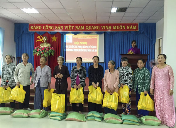 Bà Trương Thị Vàng, chủ Cơ sở nấu ăn dịch vụ Vàng Yến (bìa phải) ở khu phố Hải Lộc  TT. Long Hải tặng quà người có hoàn cảnh khó khăn ở địa phương.