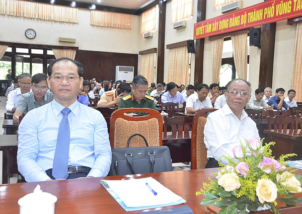 Ông Mai Ngọc Thuận, Ủy viên Ban Thường vụ Tỉnh ủy, Bí thư Thành ủy, Chủ tịch HĐND TP.Vũng Tàu (bên trái) tham dự hội nghị.