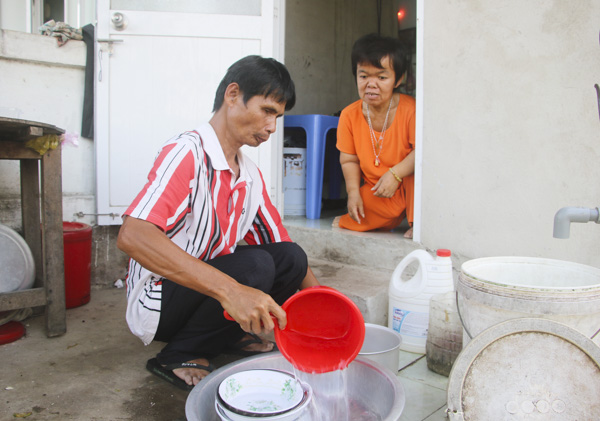 Dù mù lòa nhưng anh Lê Công Khanh cố gắng phụ giúp vợ cả trong sinh hoạt hàng ngày. 