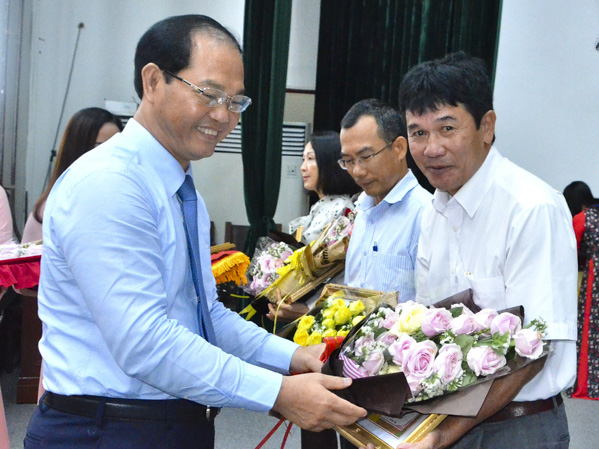 Ông Mai Ngọc Thuận, Ủy viên Ban Thường vụ Tỉnh ủy, Bí thư Thành ủy, Chủ tịch HĐND TP. Vũng Tàu trao Giấy khen cho các tập thể đạt thành tích xuất sắc trong 3 năm thực hiện Chỉ thị 05.