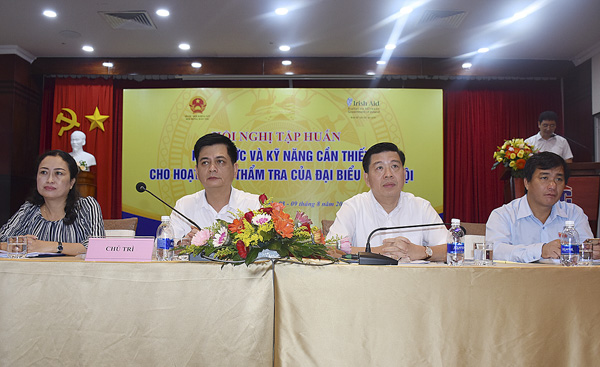 : Ông Nguyễn Lâm Thành, Phó Chủ tịch Hội đồng Dân tộc của Quốc hội (thứ hai bên trái sang) chủ trì hội nghị.