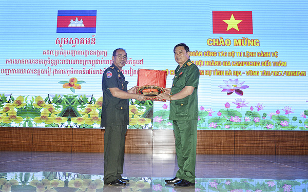 Đại tá Phạm Phú Ý (bên phải), Ủy viên Ban Thường vụ Tỉnh ủy, Chỉ huy trưởng Bộ CHQS tỉnh tặng quà lưu niệm cho Đoàn Công tác Bộ Tư lệnh Cảnh vệ, Quân đội Hoàng gia Campuchia.