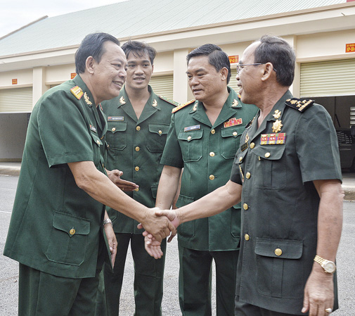 Đại tá Thái Văn Điền (bìa trái), Chính ủy Bộ CHQS tỉnh bắt tay chào đón Đại tướng Điêng Sa Run, Phó Tham mưu trưởng Liên quân,  Phó Tư lệnh Bộ Tư lệnh Cảnh vệ, Quân đội Hoàng gia Campuchia.