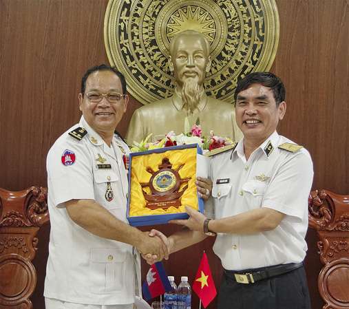 Chuẩn Đô đốc Phạm Khắc Lượng, Tư lệnh Vùng 2 Hải quân (bên phải) tặng quà lưu niệm cho Đoàn sĩ quan Hải quân Hoàng gia Campuchia do Phó Đô đốc Nhel-sun làm Trưởng đoàn.