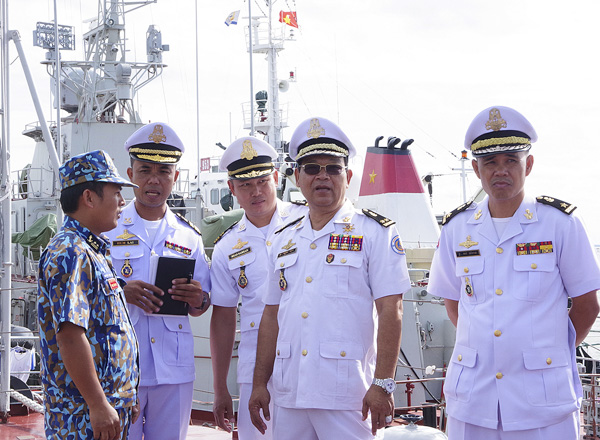Đoàn sĩ quan Hải quân Hoàng gia Campuchia thăm tàu của Lữ đoàn 167 (Vùng 2 Hải quân).