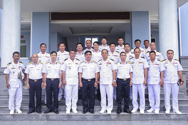 Đoàn Bộ Tư lệnh Vùng 2 Hải quân chụp hình lưu niệm cùng Đoàn sĩ quan Hải quân Hoàng gia Campuchia.
