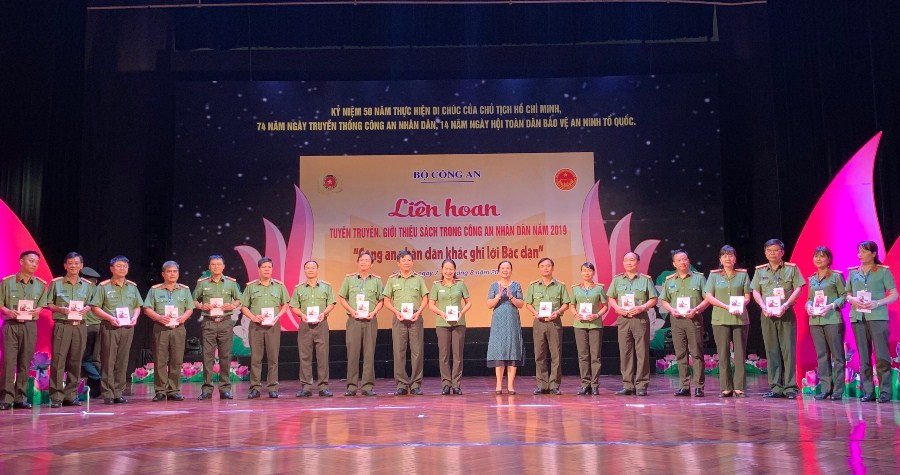 Ban tổ chức chụp ảnh lưu niệm với các đội thi