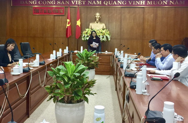 Bà Nguyễn Thị Yến, Phó Bí thư Thường trực Tỉnh ủy, Trưởng Đoàn Đại biểu Quốc hội tỉnh phát biểu tại cuộc họp. 