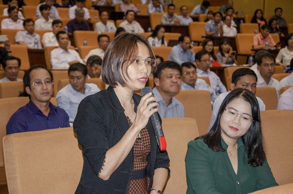 Bà Đặng Thị Kim Huế, Giám đốc Tài chính Cảng CMIT nêu kiến nghị Sở TN-MT hướng dẫn thủ tục đánh giá tác động môi trường để làm thủ tục nạo vét cảng.