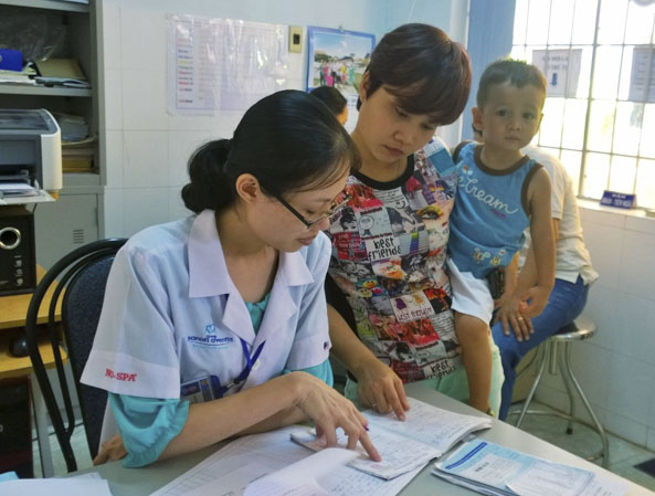 Nhân viên Trung tâm Y tế dự phòng tỉnh tư vấn biện pháp phòng chống các bệnh thường gặp ở trẻ em.
