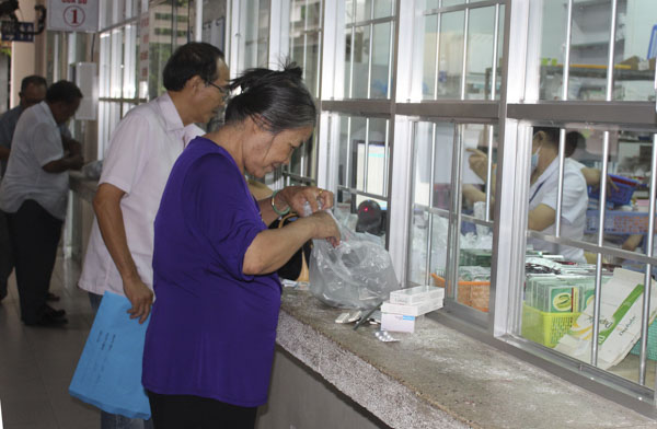 Số người đến khám bệnh tại Khoa nội, Bệnh viện Lê Lợi luôn vượt quy định. Trong ảnh: Người bệnh nhận thuốc sau khi khám ngoại trú tại Bệnh viện Lê Lợi.