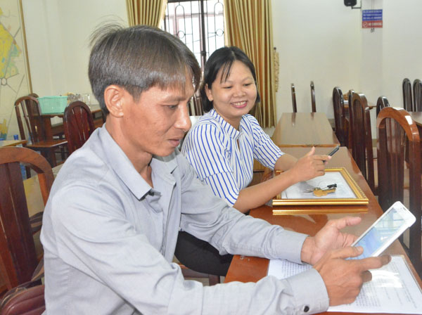 Người dân tra cứu thời gian tham gia BHXH bằng dịch vụ tin nhắn SMS qua tổng đài 8079 của BHXH Việt Nam.