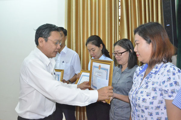 Ông Nguyễn Đăng Minh, Phó Bí thư Thường trực Thành ủy Vũng Tàu đến dự và trao Giấy khen của UBND thành phố cho các tập thể có thành tích xuất sắc trong cuộc Tổng điều tra dân số và nhà ở năm 2019. 