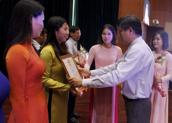 Ông Trần Văn Tuấn, Phó Chủ tịch UBND tỉnh tặng Bằng khen của UBND tỉnh cho các cá nhân có thành tích tiêu biểu xuất sắc từ năm học 2017-2018 đến 2018-2019. 
