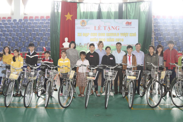 Đại diện Công đoàn Liên doanh Việt - Nga Vietsovpetro tặng xe đạp cho HS có hoàn cảnh khó khăn. 
