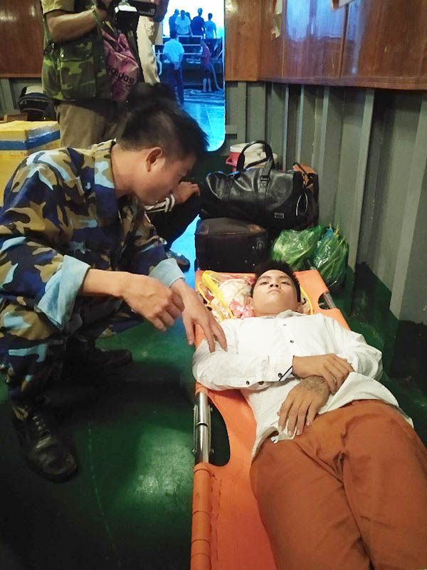 Bác sỹ quân y Tàu CSB 8001 chăm sóc cho bệnh nhân Đặng Đỗ Chí Cường.