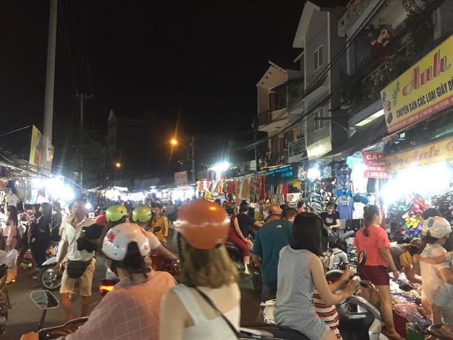 Mua bán tấp nập ở các chợ đêm giá rẻ.
