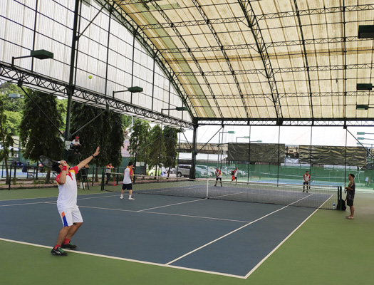 Một trận thi đấu tại giải tennis.