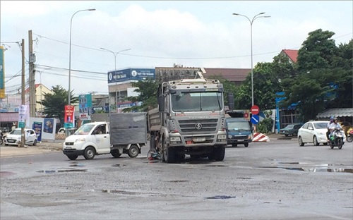 Hiện trường vụ tai nạn tại vòng xoay cổng 11